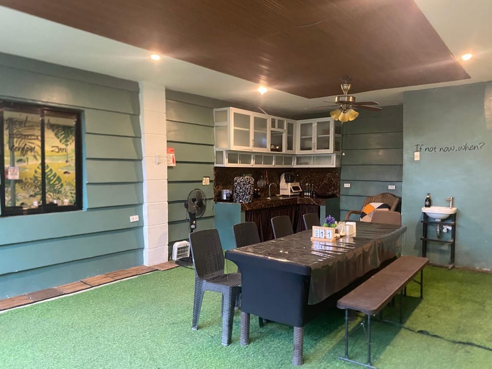 Kitchen or kitchenette, Dining area