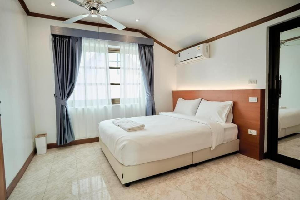 FUN r2 Villa, 20 People Max Villa in Pattaya City