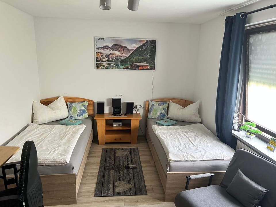 Bed, TV and multimedia, Photo of the whole room, Bedroom