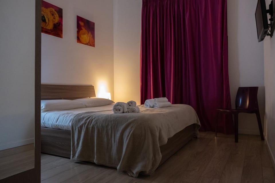 Bathroom, View (from property/room), Balcony/Terrace, Bedroom, City view, Landmark view, Street view