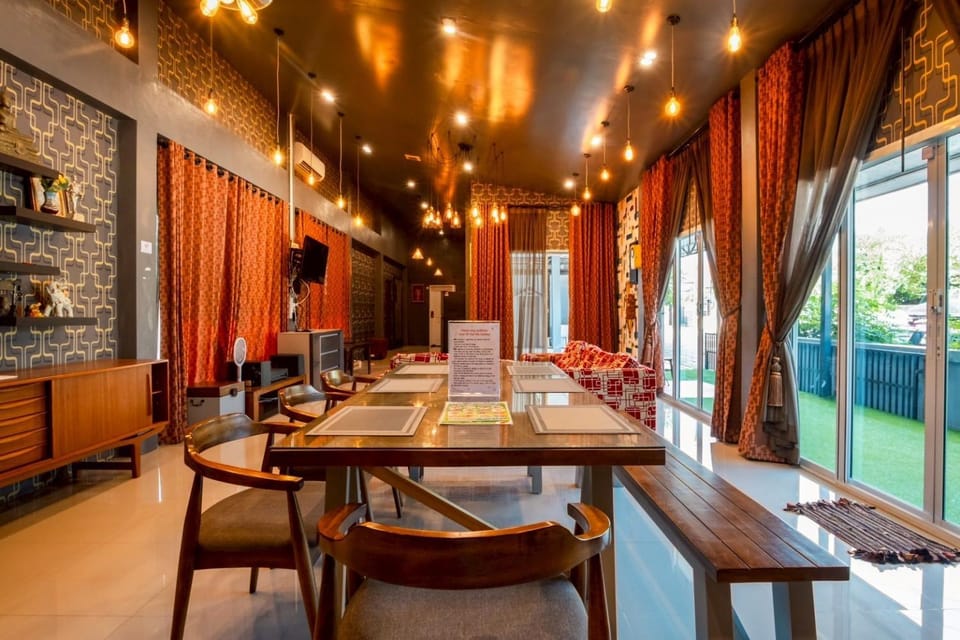 Living room, Seating area, Dining area