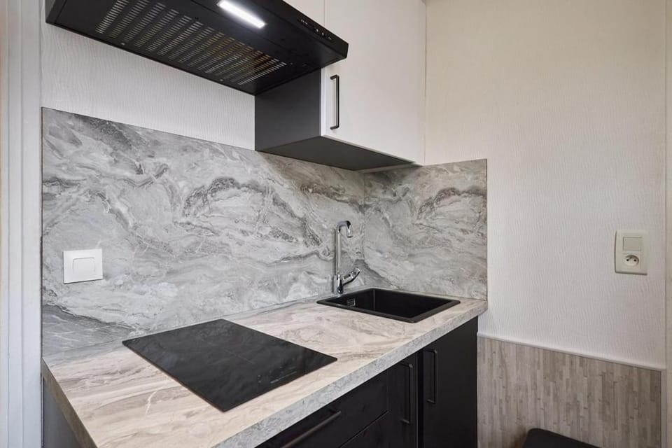 Le Comte - T1 - 5 mins Caves Champagne Apartment in Reims