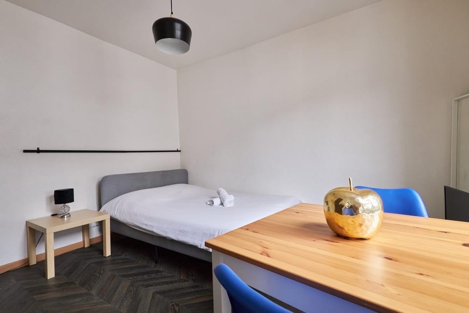 Le Comte - T1 - 5 mins Caves Champagne Apartment in Reims