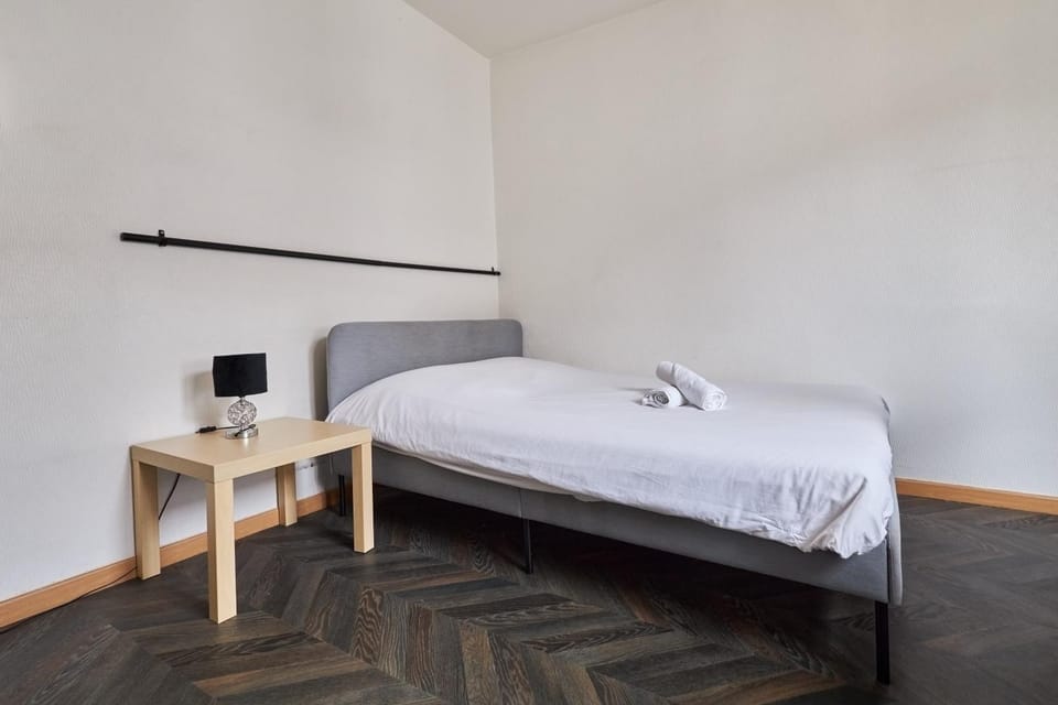 Le Comte - T1 - 5 mins Caves Champagne Apartment in Reims
