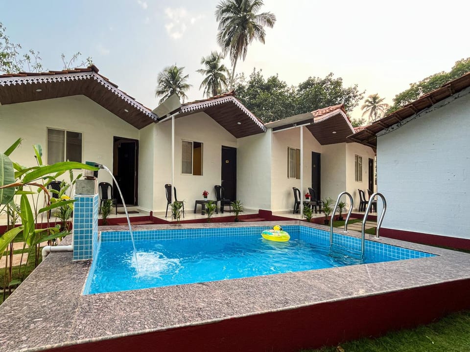Property building, Garden, Swimming pool, sunbed