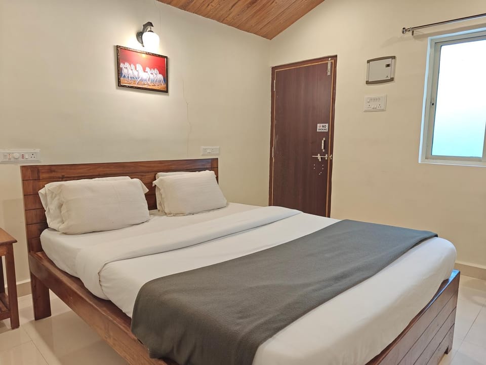 Photo of the whole room, Bedroom