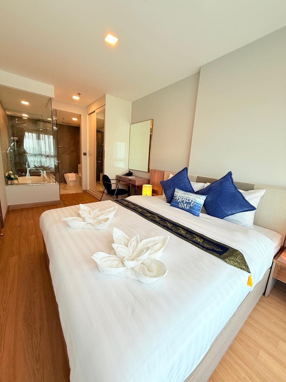 Bed, Bedroom, towels