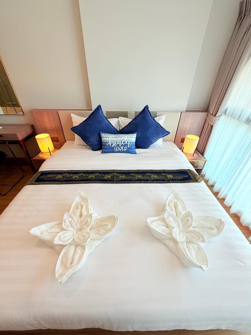 Bed, Bedroom, towels