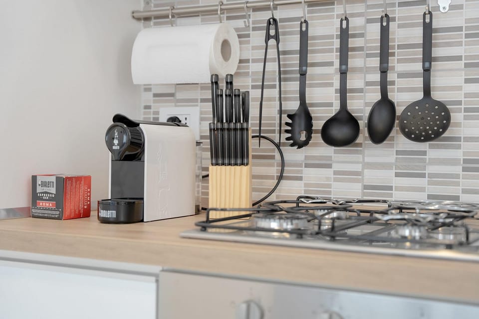 Coffee/tea facilities, Kitchen or kitchenette, stove