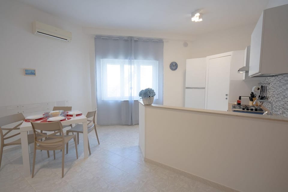 Kitchen or kitchenette, Seating area, Dining area