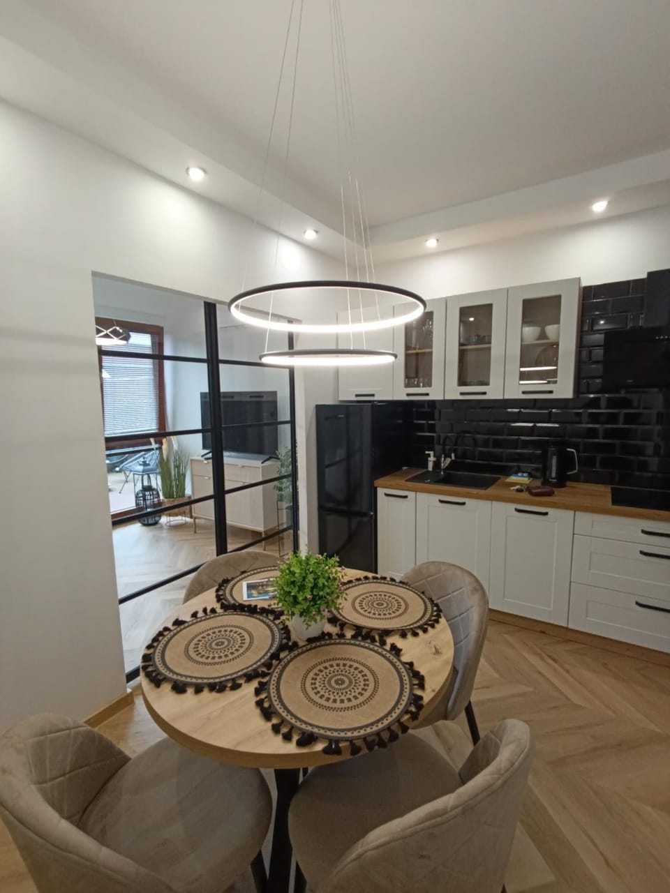Kitchen or kitchenette, Dining area