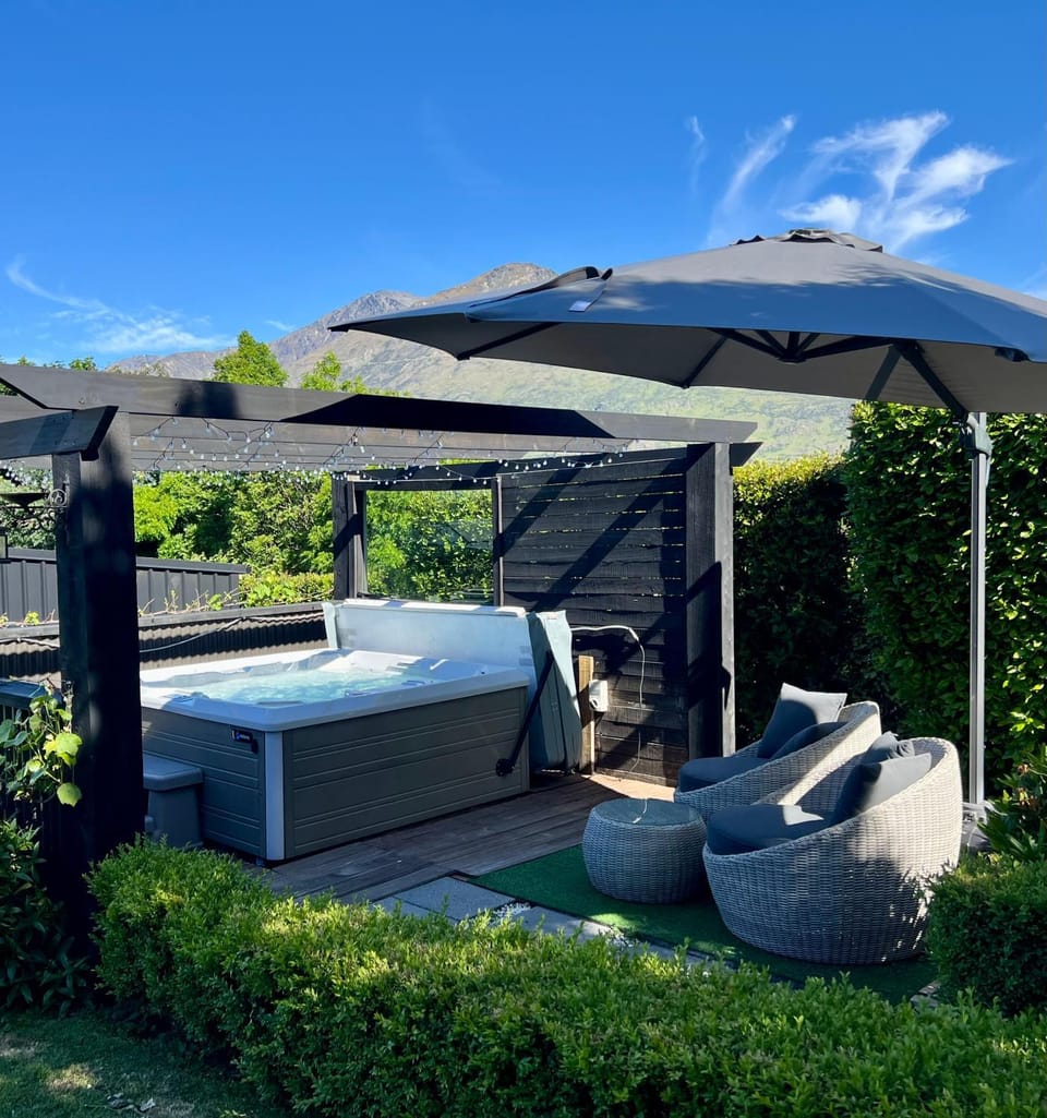 Garden, Hot Tub