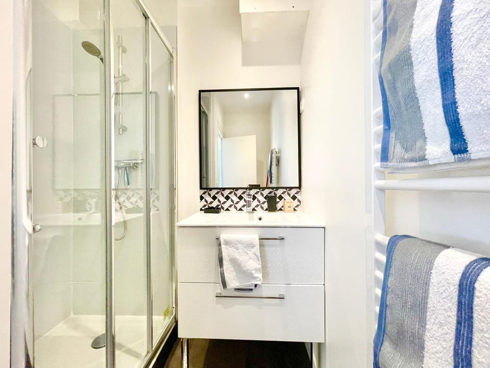 Shower, Bathroom, towels
