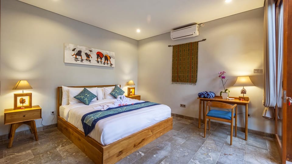 Bed, Photo of the whole room, Seating area, Bedroom, towels, air conditioner