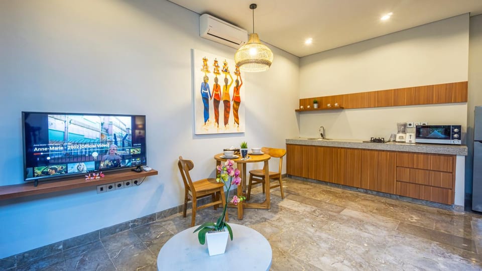 TV and multimedia, Coffee/tea facilities, Kitchen or kitchenette, Dining area, stove