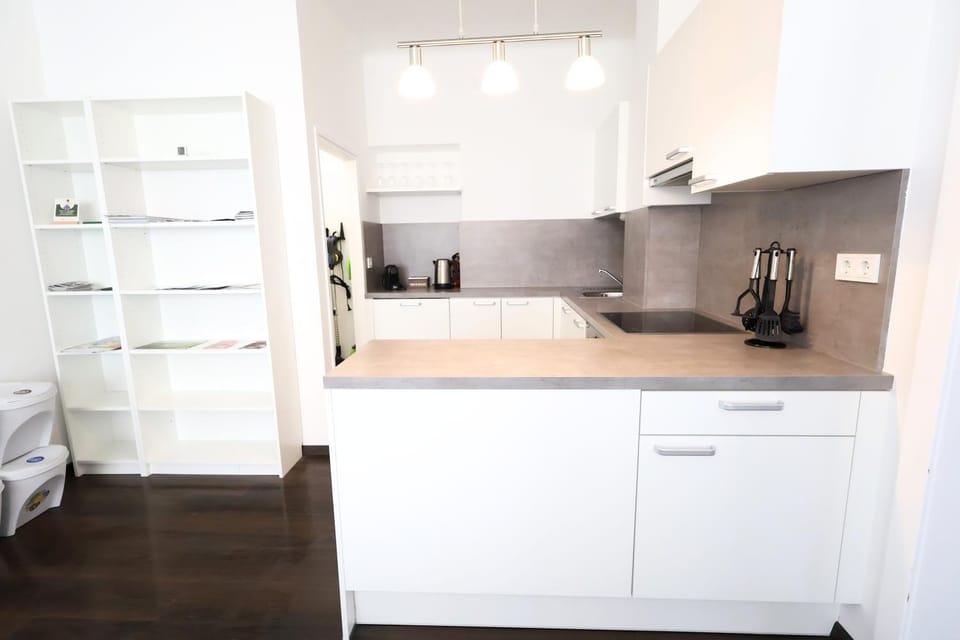 Coffee/tea facilities, Kitchen or kitchenette, oven, stove