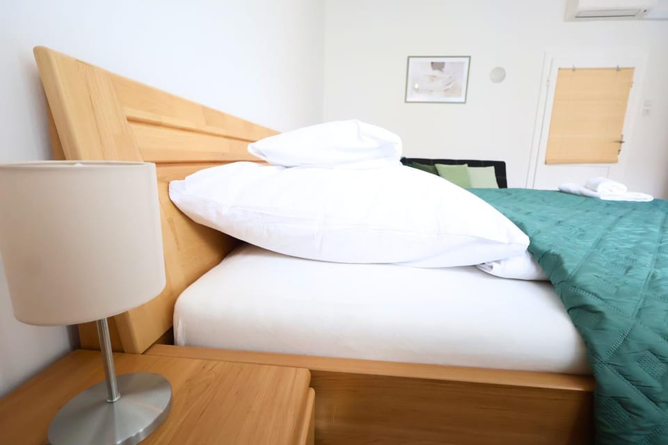 Bed, Photo of the whole room, Bedroom, air conditioner