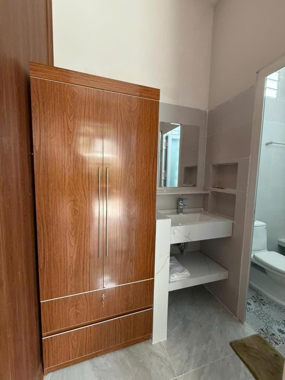 Shower, Toilet, wardrobe