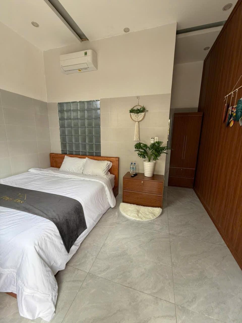 Bed, Photo of the whole room, Bedroom, wardrobe, air conditioner