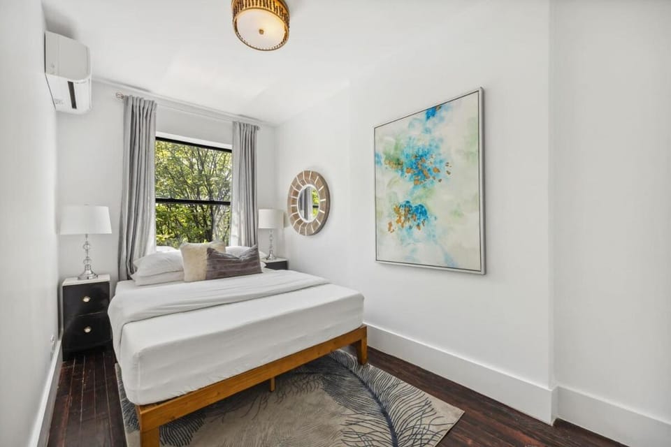 The Perfect Apt for Large Groups Sleeps 10 Apartment in Washington Heights