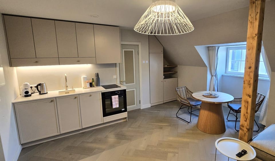 Coffee/tea facilities, Kitchen or kitchenette, Dining area, oven