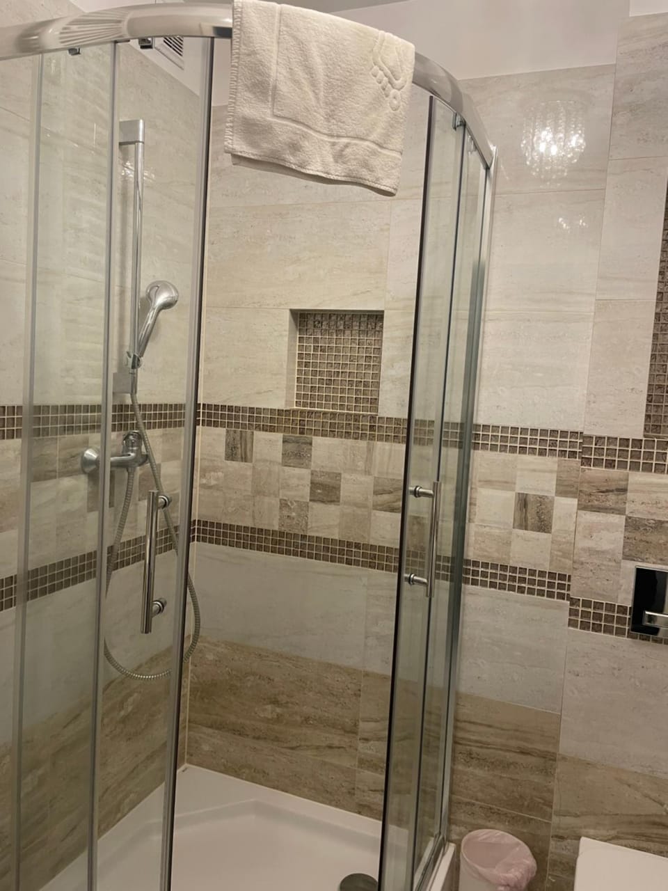 Shower, Toilet, Bathroom, towels