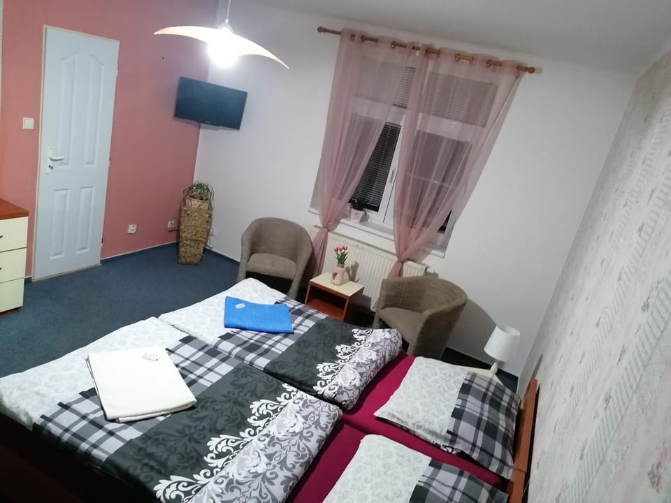 Photo of the whole room, Seating area
