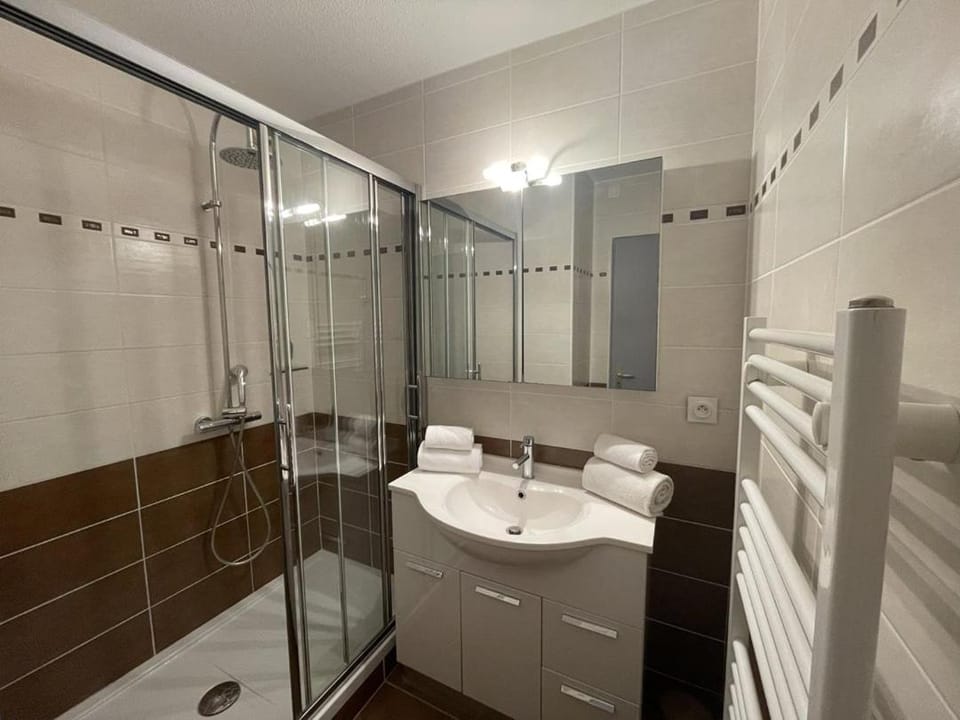 Shower, Bathroom, towels