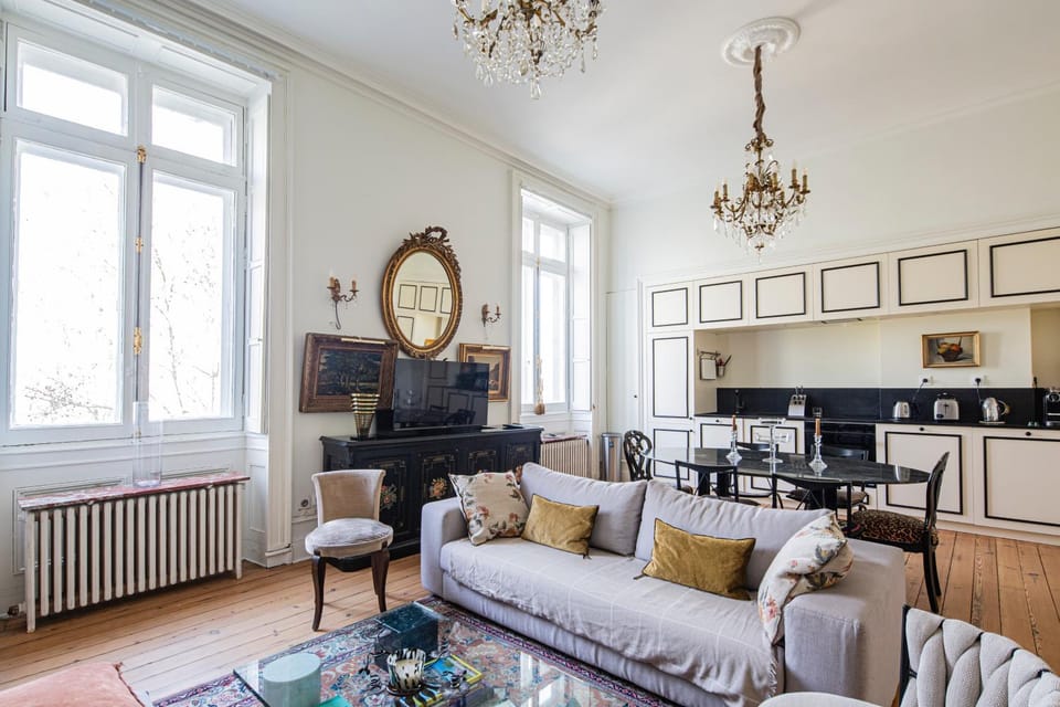 TV and multimedia, Kitchen or kitchenette, Living room, Seating area