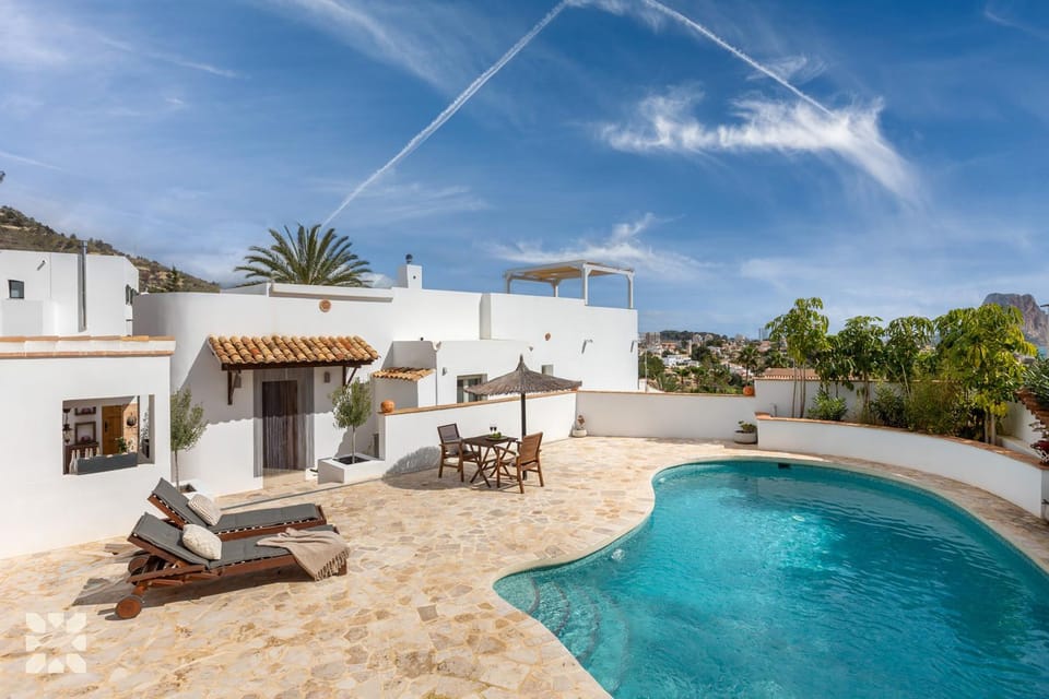 Property building, Patio, Day, Natural landscape, Pool view, Swimming pool, sunbed