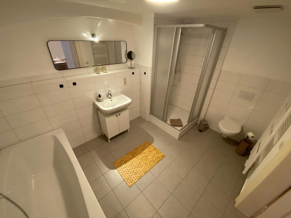 Shower, Toilet, Bathroom, Bath, towels