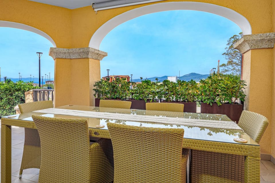 Property building, Balcony/Terrace, Living room