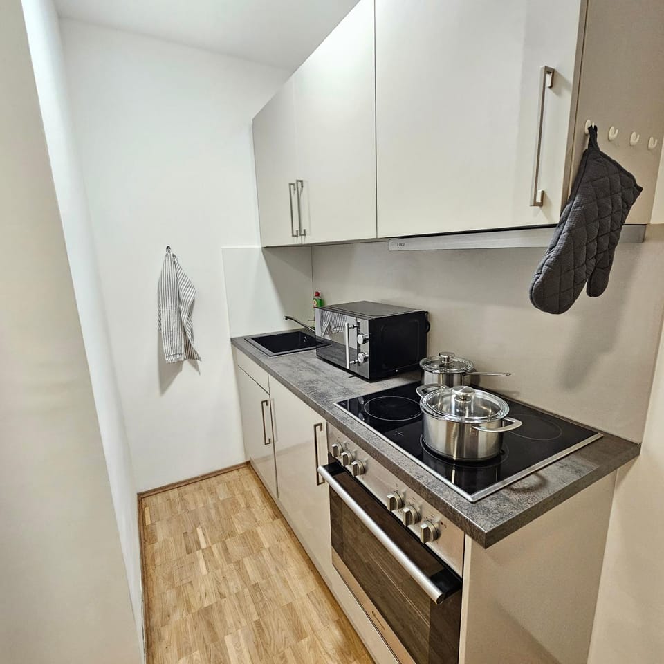 Coffee/tea facilities, Kitchen or kitchenette, microwave, stove, toaster