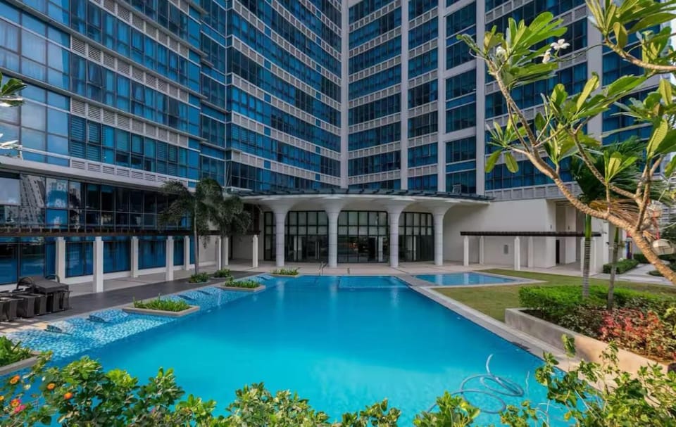 BGC Taguig Uptown 3BR corner unit with pool view, bath tub, wifi, parking, beside Landers BGC Apartment hotel in Makati