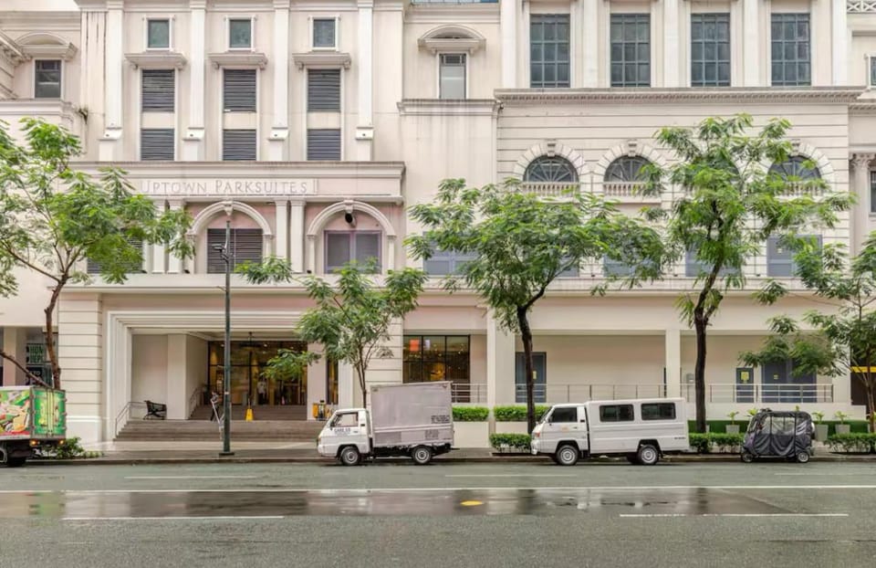 BGC Taguig Uptown 3BR corner unit with pool view, bath tub, wifi, parking, beside Landers BGC Apartment hotel in Makati