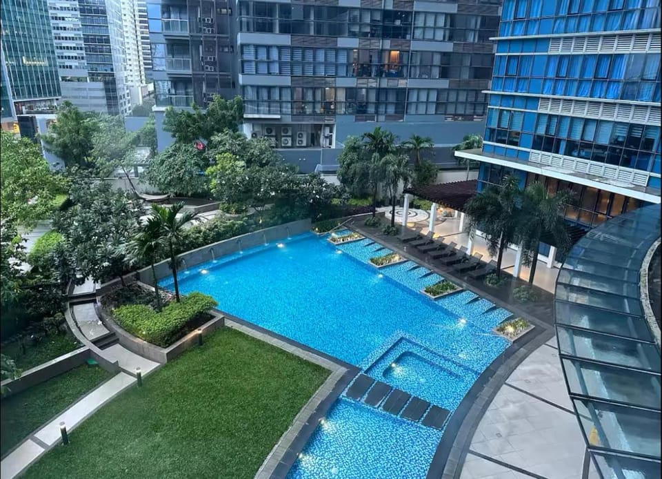 BGC Taguig Uptown 3BR corner unit with pool view, bath tub, wifi, parking, beside Landers BGC Apartment hotel in Makati