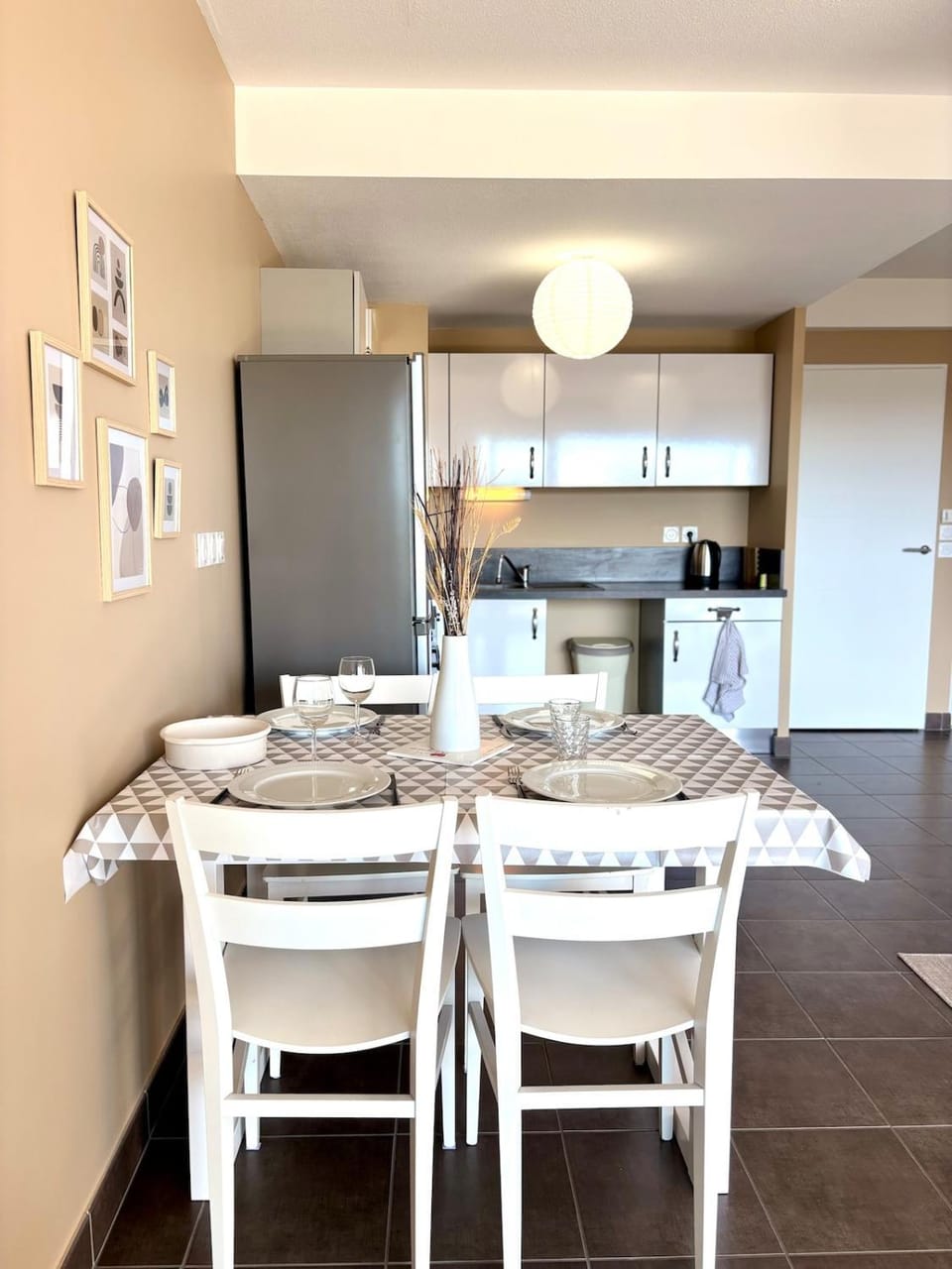 Kitchen or kitchenette, Dining area, stove