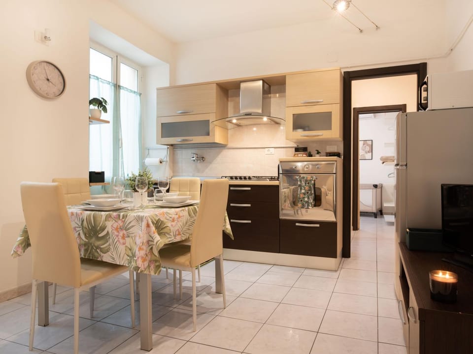 Kitchen or kitchenette, Dining area, oven, pet friendly, stove