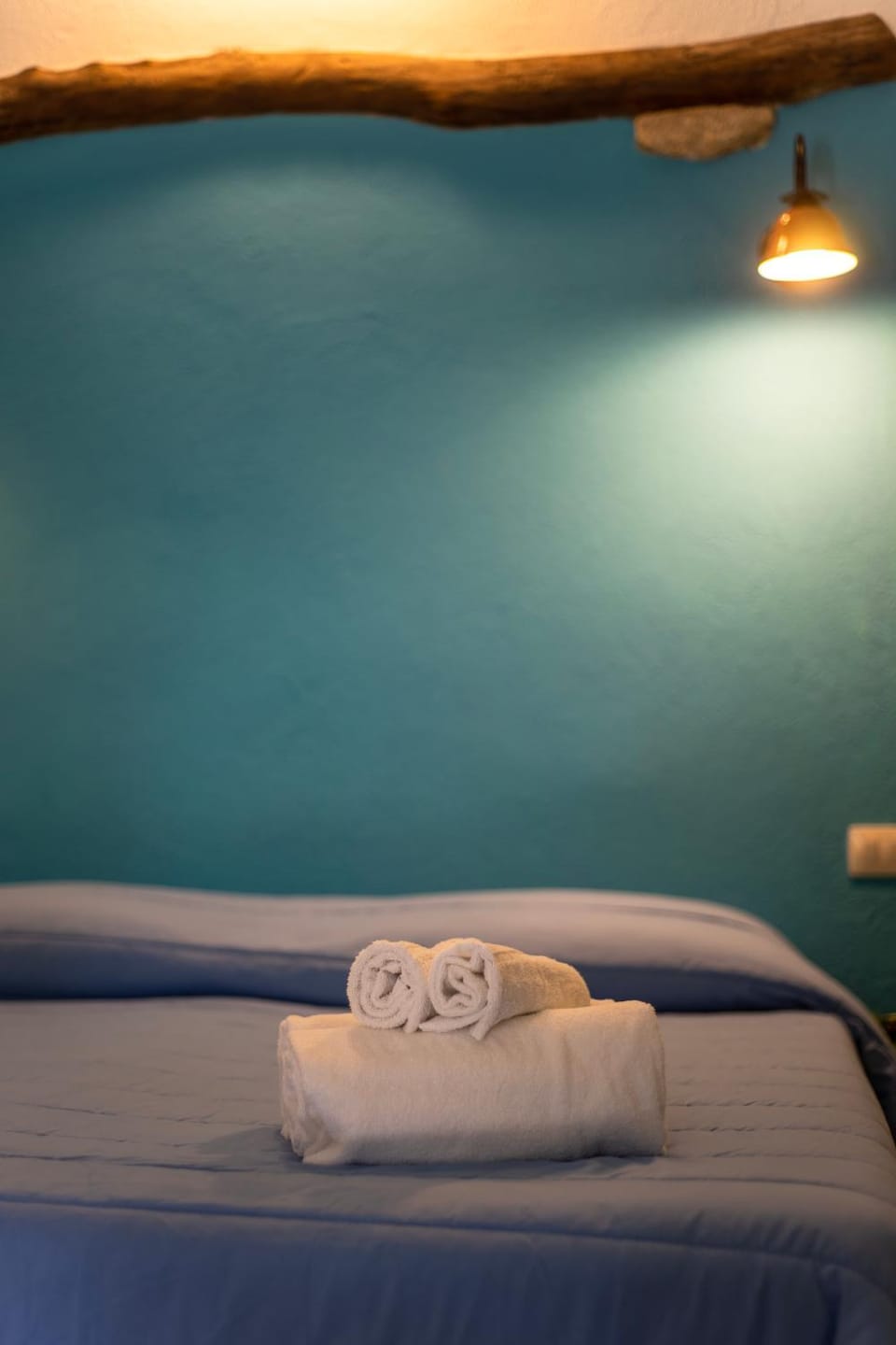 Bed, Bedroom, towels