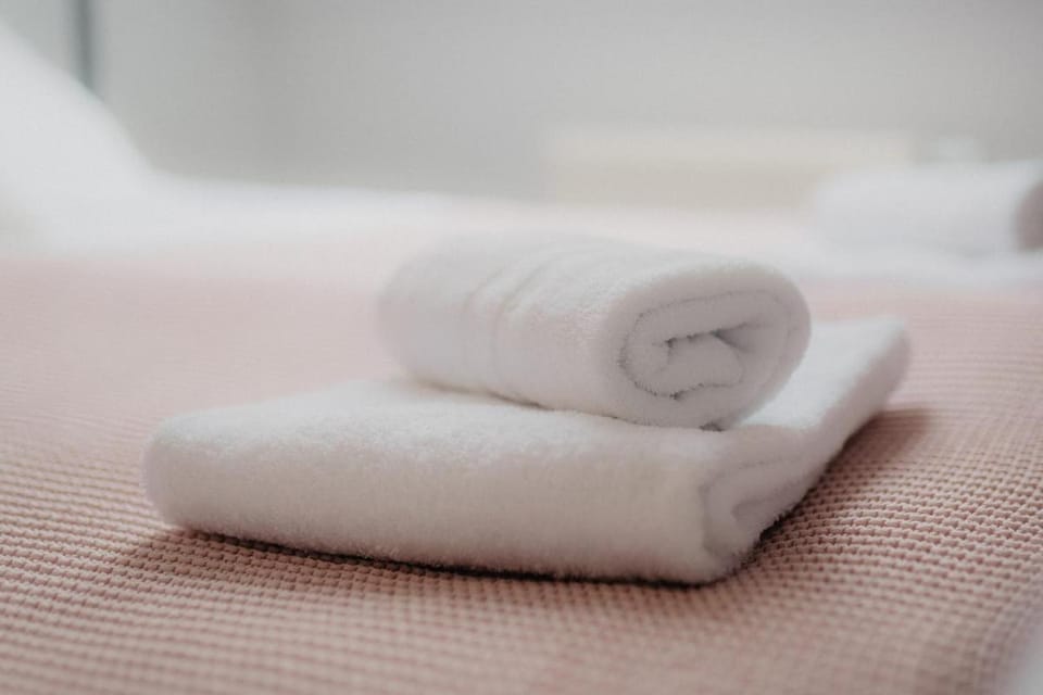 Bed, towels