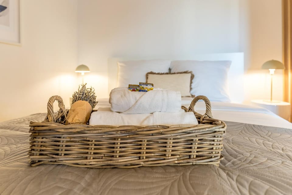 Bed, towels