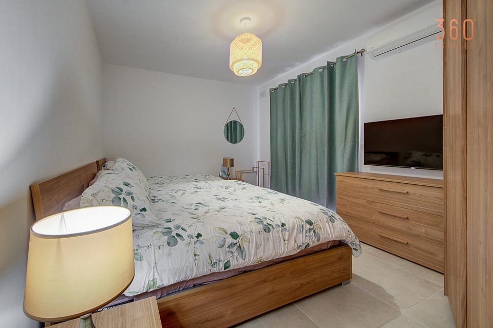 Bed, TV and multimedia, Photo of the whole room, Bedroom