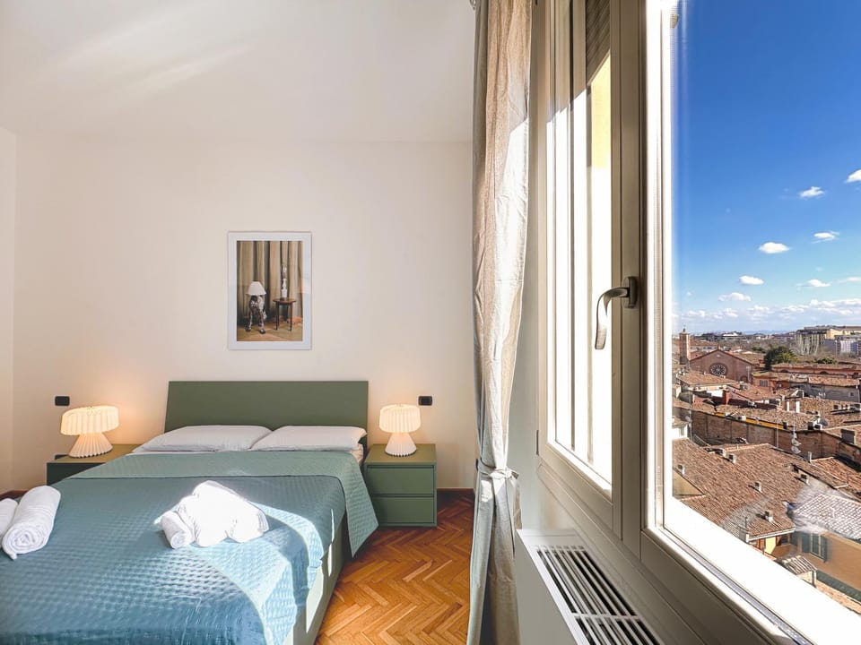 Bed, Day, Natural landscape, View (from property/room), Photo of the whole room, Bedroom, City view, Mountain view, towels, air conditioner, air conditioner