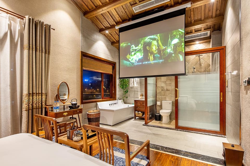 Bed, TV and multimedia, Photo of the whole room, Seating area, Bedroom