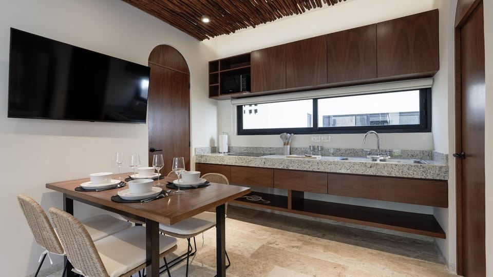 Kitchen or kitchenette, Dining area