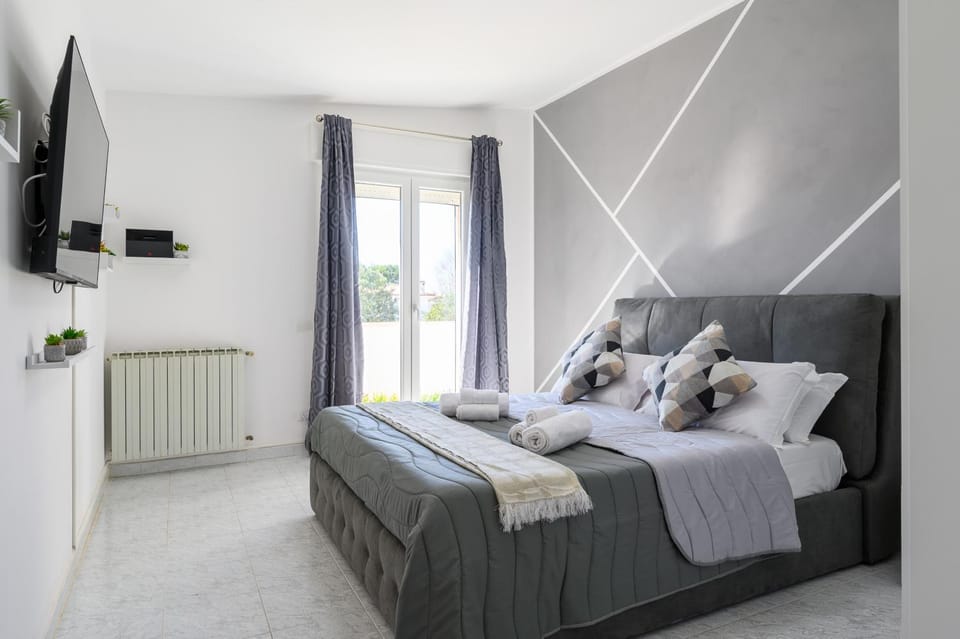 Bed, TV and multimedia, Photo of the whole room, Bedroom, internet, towels