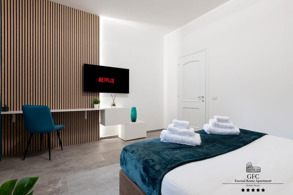Bed, TV and multimedia, Photo of the whole room, Bedroom, towels