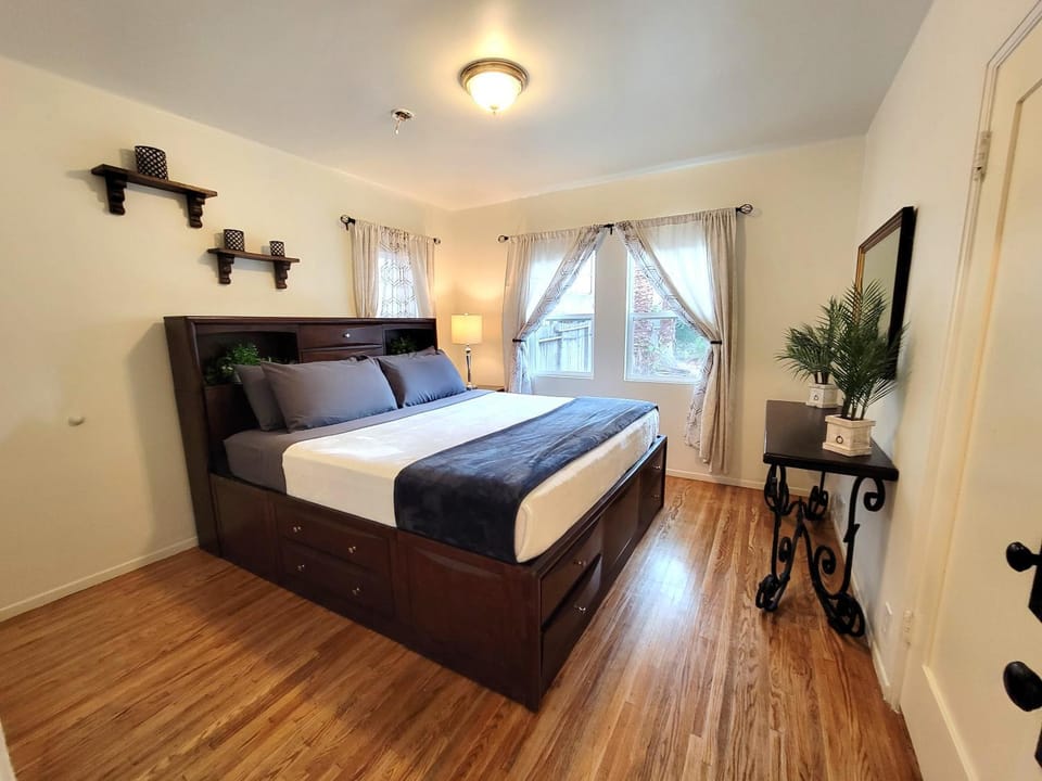 Bed, Photo of the whole room, Bedroom