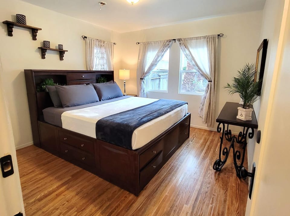 Bed, TV and multimedia, Photo of the whole room, Bedroom