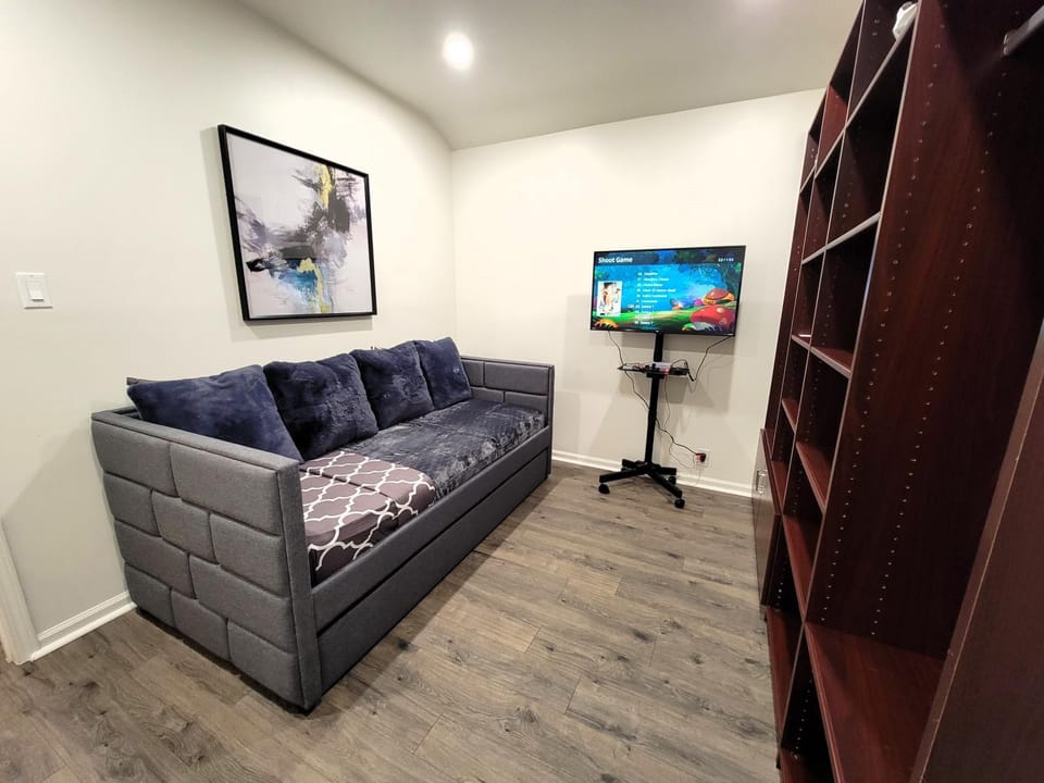 Communal lounge/ TV room, TV and multimedia, Seating area, Evening entertainment